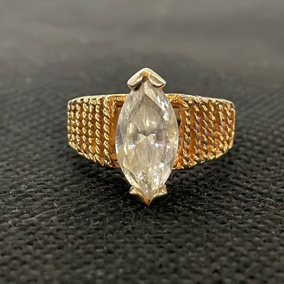 Beautiful ring  - Picture 1 of 6